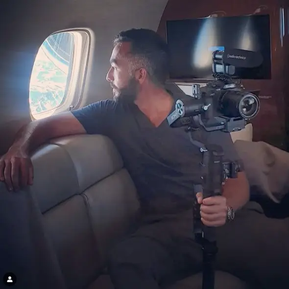 Samuel Novo dans un avion pour un tournage